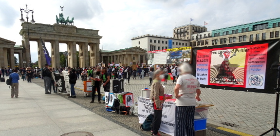 Kundgebung zu Leonard Peltiers 77. Geburtstag in Berlin - Bild mit Kundgebungsort Pariser Platz