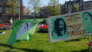 Transparente bei der Kundgebung in Amsterdam