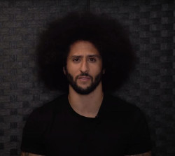 Colin Kaepernick auf der Pressekonferenz.jpg