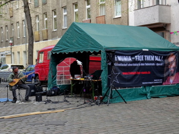 Kundgebung zu Mumias 67. Geburtstag in Berlin